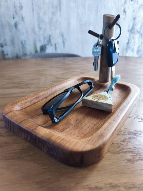 جا کلیدی چوبی دست ساز با طراحی مینیمال و استند مخصوص اویزان کردن کلیدها